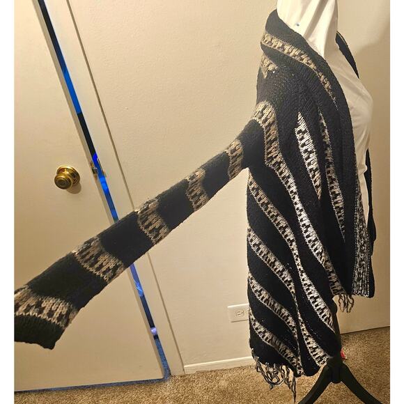 Billabong Black White Grey Striped Knit Shawl Cardigan Poncho Wrap Fringed M/L - Picture 10 of 11